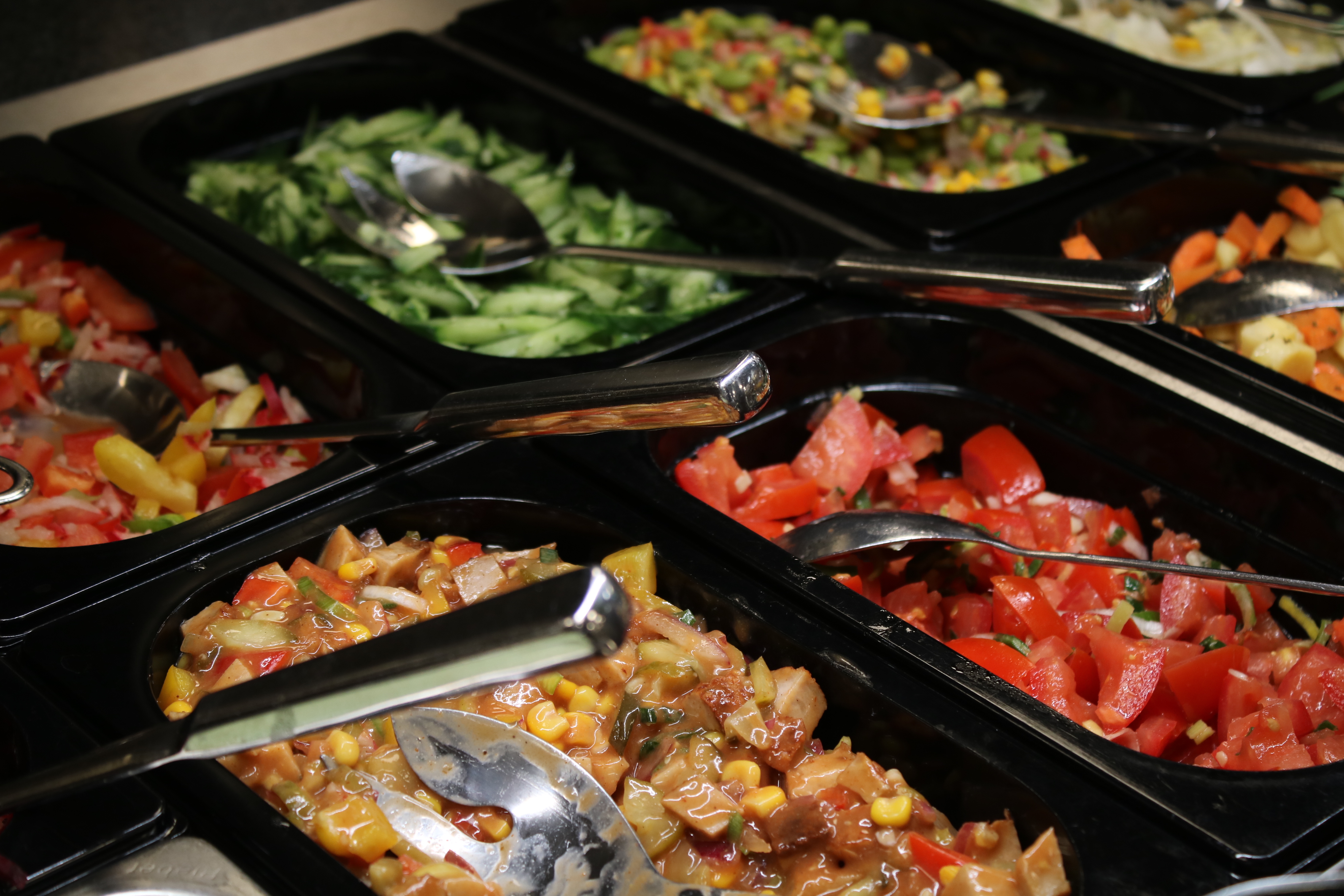 Salattheke mit verschiedenen Salaten, Gurkensalat, Paprikasalat, Mais, Karotten