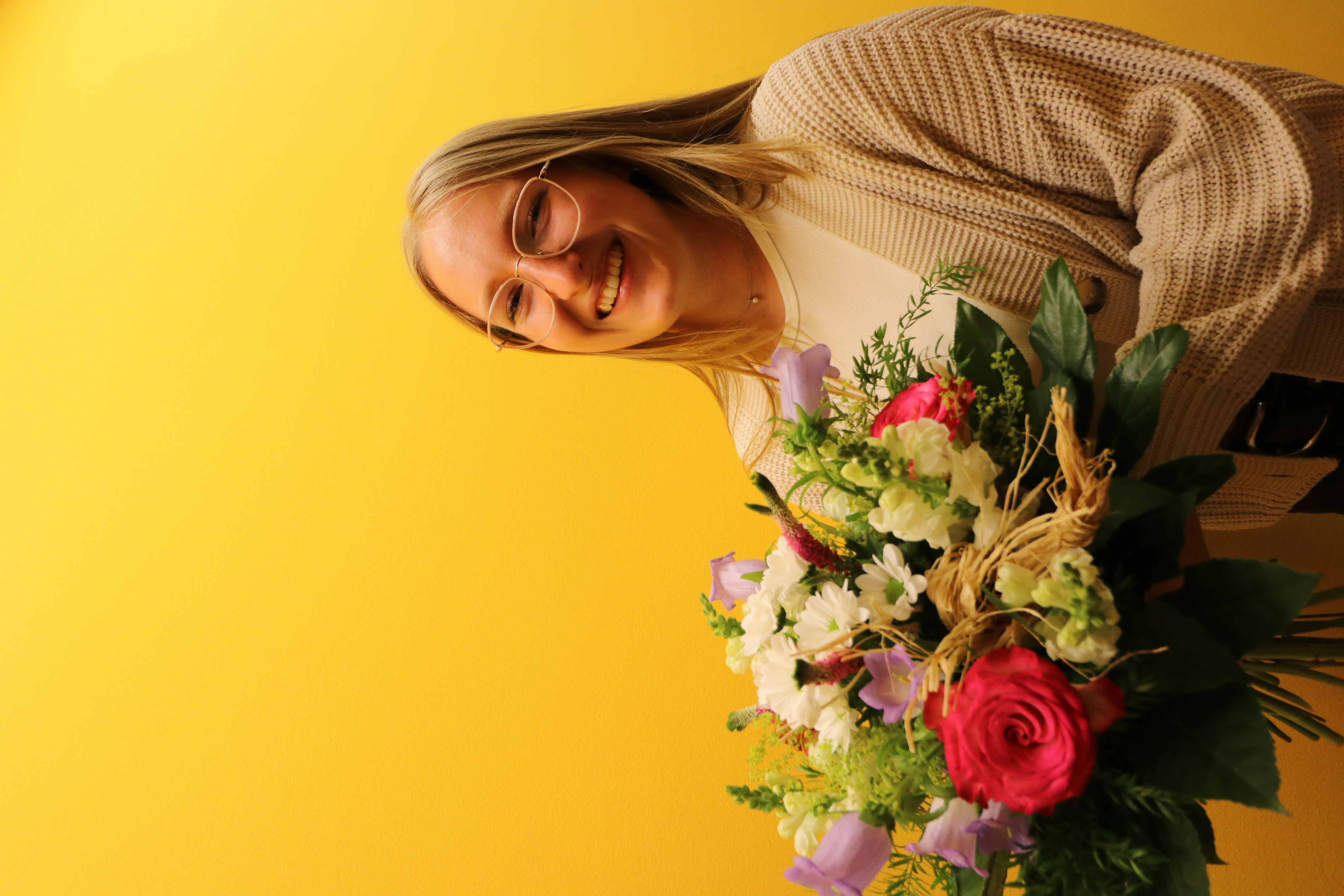 Vorsitzende der JAV mit Blumenstrauß
