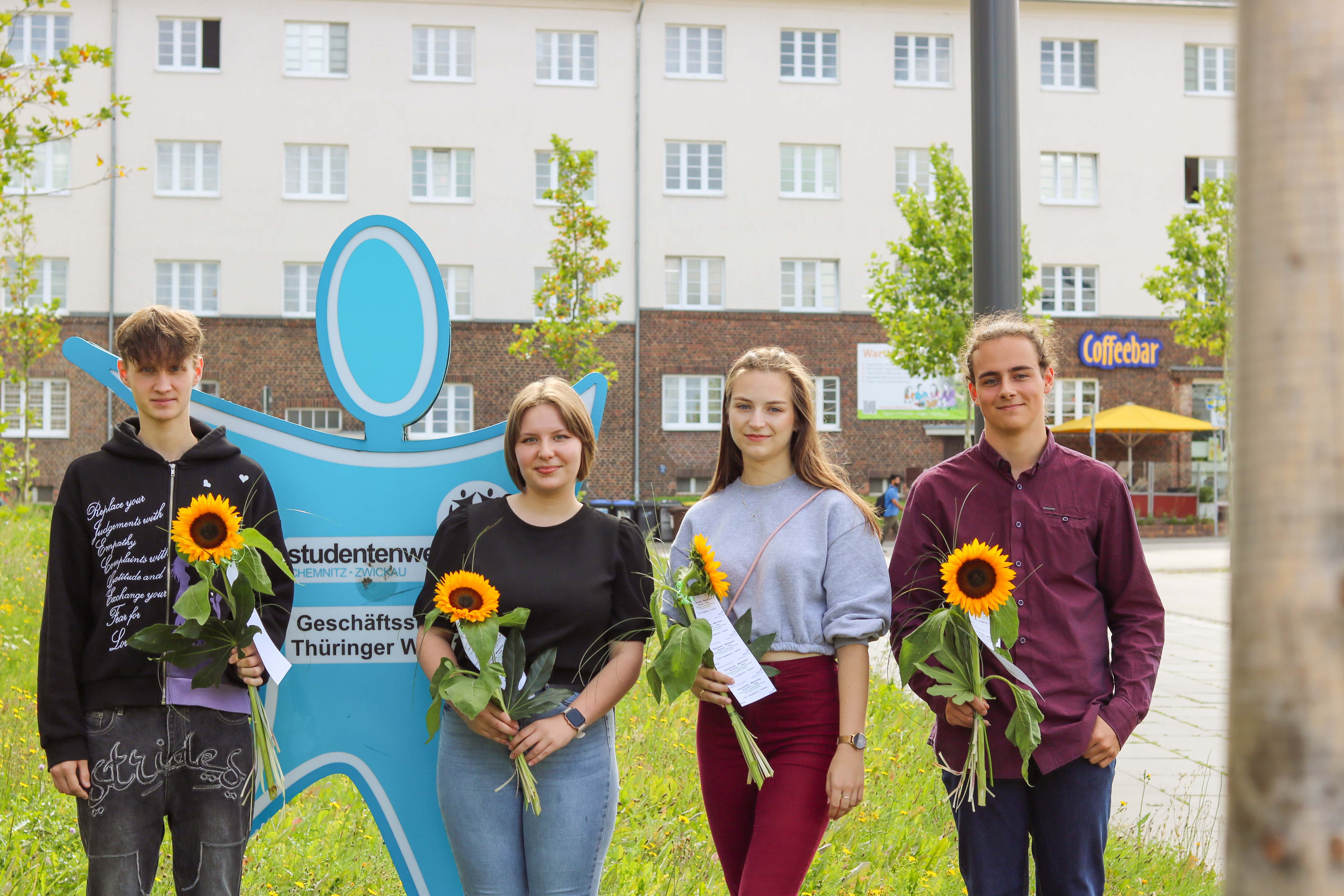 Vier Jugendliche zum Ausbildungsbeginn vor der Stelle des Studentenwerkes Chemnitz-Zwickau