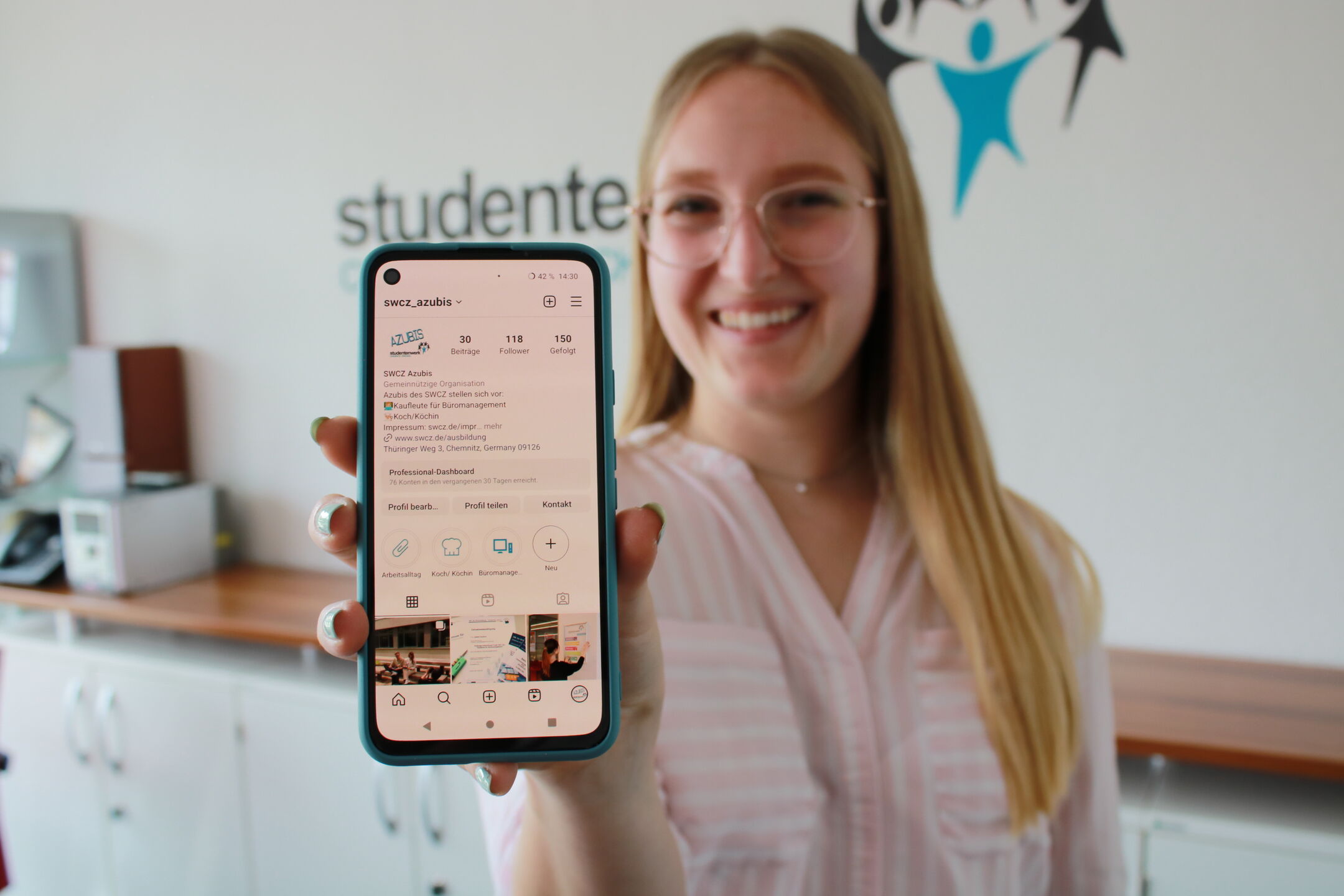Jugendliche zeigt Handy mit Instagram-Account ins Bild