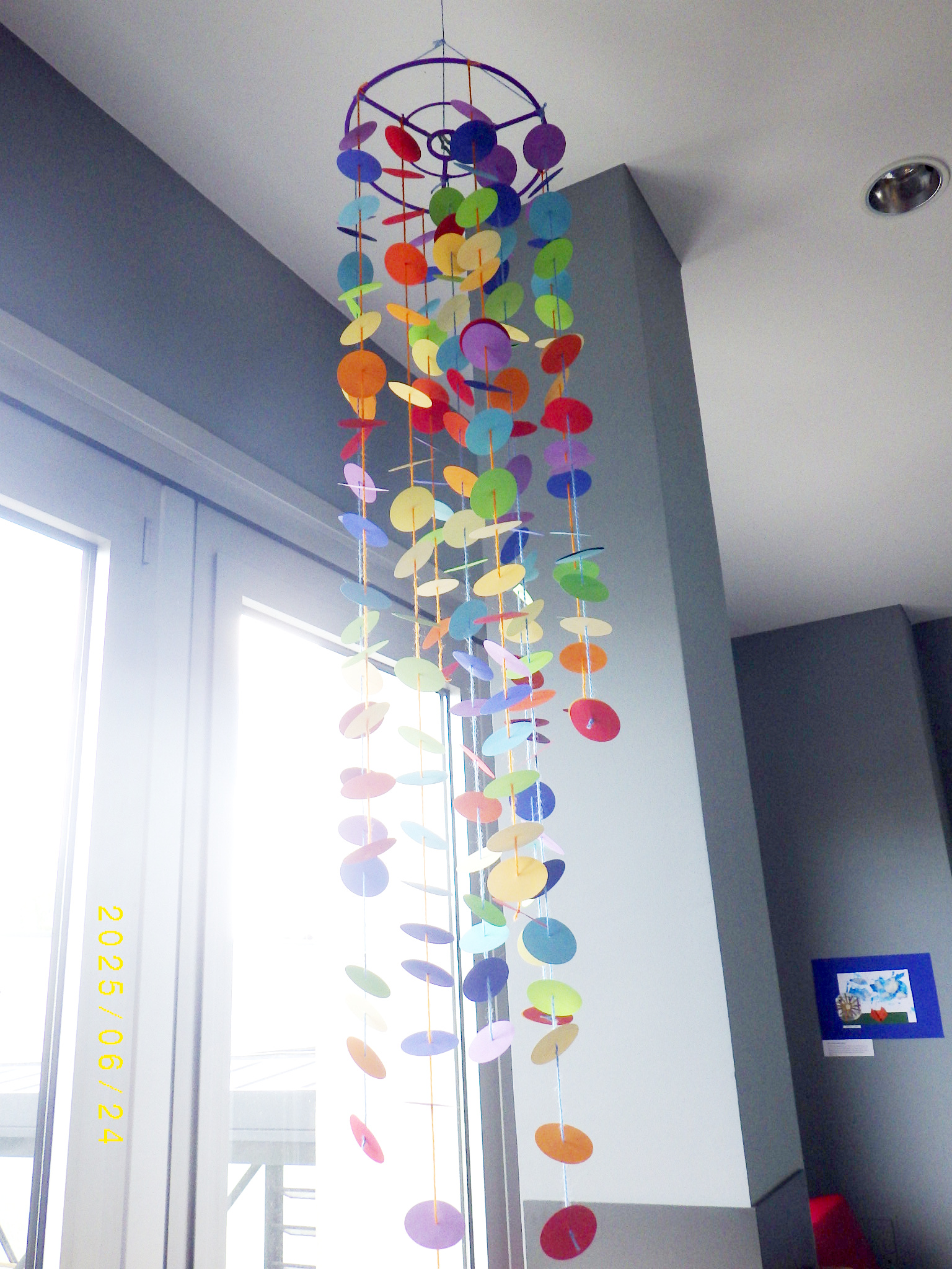ein hängendes Windspiel aus vielen bunten runden Scheiben